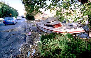 Una embarcación de recreo que estaba amarrada en la desembocadura del río Xúquer, en Cullera, fue arrastrada hasta la carretera.