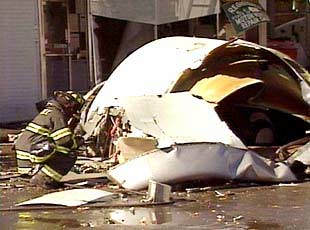 Un bombero examina los restos del fuselaje del avión siniestrado en Queens.