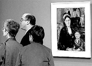 Un grupo de visitantes pasaba ayer ante la obra  Retrato de Mme. Boursier  y su hija, de Berthe Morisot.