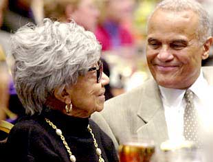 Etta Moten Barnett habla con el cantante Harry Belafonte.