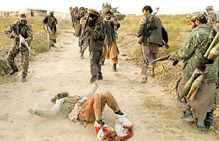 Unos combatientes ejecutan a soldados talibanes en las cercanías de Kabul.