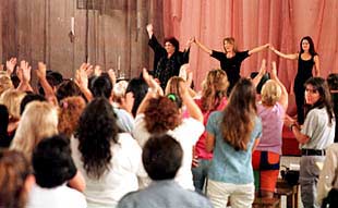 Actrices argentinas representan la obra los  Monólogos de la vagina  para las presas de una cárcel de Buenos Aires.