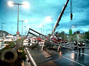 Trabajos de retirada de la estructura metálica que derribó el camión en la Ronda Litoral.