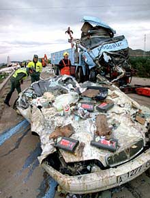 Un brutal accidente bloquea la A-7 durante una hora
