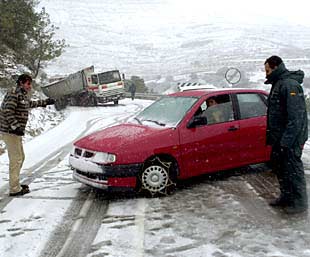 Un vehículo maniobraba ayer tras quedar cruzado en la calzada a causa de la nieve en el Coll d'Ares.
