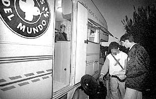 Un voluntario atiende a un toxicómano en la unidad móvil de Médicos sin Fronteras, en una fotografía de archivo.