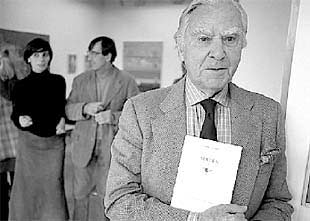 Paul Haim mostraba, ayer en Bilbao, su novela. Al fondo, la editora Silvia Artola y el escultor Zigor.