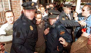 Varios agentes protegen al cónsul de Marruecos en Almería de los vecinos de Mediterráneo-Oliveros durante las protestas de ayer.