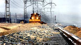 El tren de Mataró entre piedras, agua y arena de playa