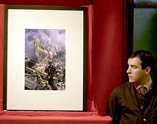 Una de las fotografías que el norteamericano James Nachtwey tomó el 11 de septiembre en Nueva York, en la subasta celebrada en París.