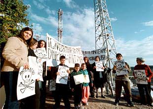Vecinos de la partida del Bacarot, ayer, durante su protesta frente a las antenas de telefonía.