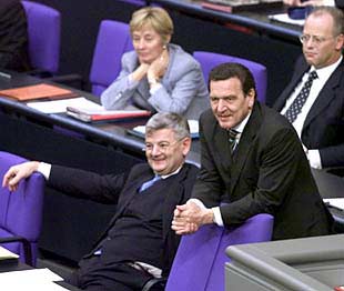 El canciller Gerhard Schröder, con Joschka Fischer (izquierda) y Rudolf Scharping (derecha).