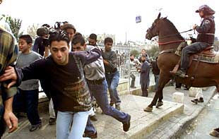 La policía israelí dispersa a caballo a manifestantes palestinos en la ciudad vieja de Jerusalén.