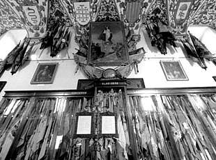 Vitrina de banderas del Arma de Infantería en el Museo del Ejército.