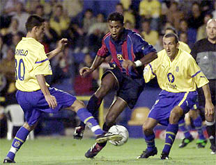 Kluivert intenta regatear a Carmelo en un lance del partido.