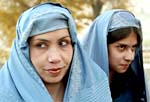 Una madre y su hija pasean por Kabul con los velos de los  burkas  alzados tras la caída de los talibanes.