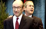 Alan Greenspan, presidente de la Reserva Federal, y George W. Bush.