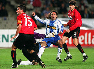 Posse anota su gol, ante la mirada de Nano Soler y Miquel Soler.