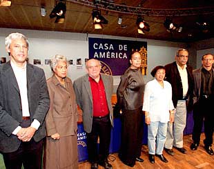 De izquierda a derecha, Denis Henriquez, Cynthia McLeod, Antonio Benítez Rojo, Ellen Louise Ombre, Olive Senior, Édouard Glissant y Fred D'Aguiar, en la Casa de América durante el encuentro Voces del Caribe.