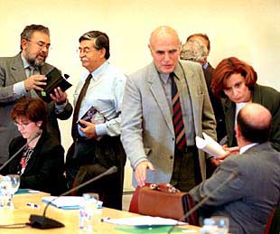 Miembros de la Acadèmia, ayer, momentos antes de iniciarse el pleno.