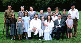 Todos los protagonistas del reparto de    Alumbramiento,  en la última escena del filme.