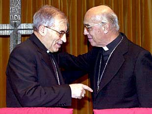 El cardenal arzobispo Antonio María Rouco (izquierda) conversa con el cardenal emérito Ángel Suquía.