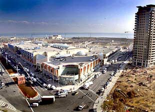Inaugurado el quinto gran centro comercial de Barcelona
