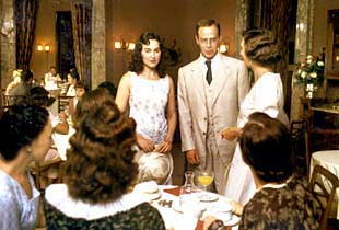 Laura Conejero y Eduard Farelo, en un fotograma de la serie.