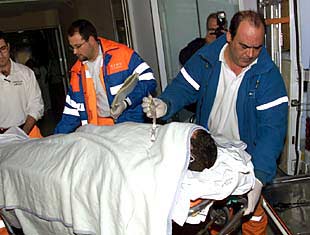 El presunto autor de la muerte de su mujer y sus tres hijos llega en ambulancia al hospital General.