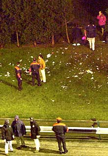 Varios  ertzainas  inspeccionan el lugar del atentado en Bilbao.