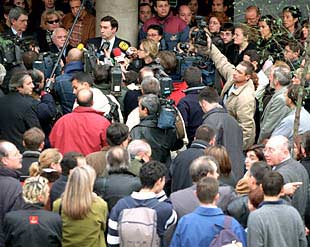 Concentración por la muerte del periodista Julio Fuentes ayer ante la sede del diario    El Mundo. 