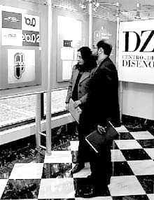 Una pareja contempla, ayer, las obras expuestas en el centro DZ.