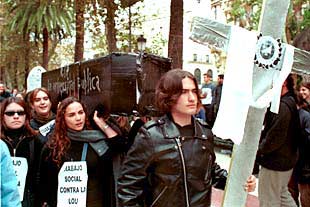 Los estudiantes escenifican la 'muerte de la universidad pública'