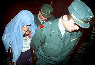 José Rubio, el hombre que mató en Tuéjar a su esposa y sus tres hijos, anoche en Llíria a su entrada en el juzgado.