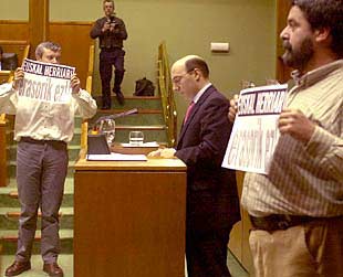 Diputados de Batasuna alteran un pleno vasco