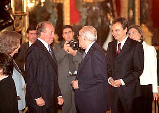 El Rey celebra el 25º aniversario de su coronación con diputados y senadores