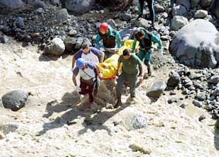 Los equipos de rescate recuperan el cuerpo de uno de los turistas fallecidos en la riada.