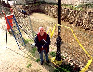 Jorge González Guadalix, párroco de Navalafuente, en el solar que reivindica al Ayuntamiento.
