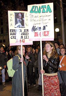 Los estudiantes protestan ayer en Santiago de Compostela