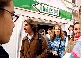 Un grupo de estudiantes, en las puertas de la oficina del INEM.