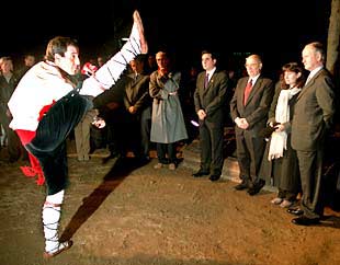 Bustos, Atutxa y Rigol, en compañía de Eulàlia Lluch, hija de Ernest, durante el  aurresku .