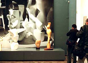 Frente a una fotografía del taller de Arp se exhiben esculturas en yeso, las únicas en la que intervenía.