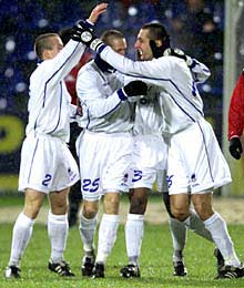 Los jugadores del Slovan se abrazan para festejar uno de sus tantos.