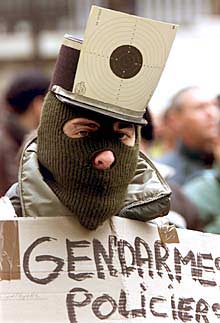 Un policía francés protesta contra la inseguridad en su trabajo.