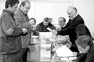 Los trabajadores de Babcock, durante la votación de ayer.