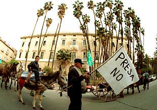 Manifestación contra la presa de Cerro Blanco, ayer en Málaga.