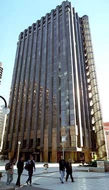 La    torre negra  del Santander desde la plaza de Picasso.