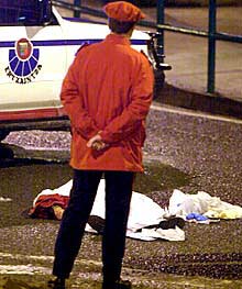 Un  ertzaina , junto al cadáver de su compañera Ana Isabel Aróstegui.