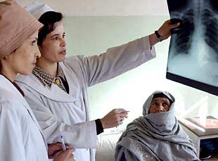 Dos médicas afganas examinan una prueba de rayos X en un hospital de Kabul.