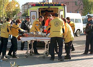 La mujer herida en el accidente de San Blas es trasladada por el Samur al hospital Gregorio Marañón.